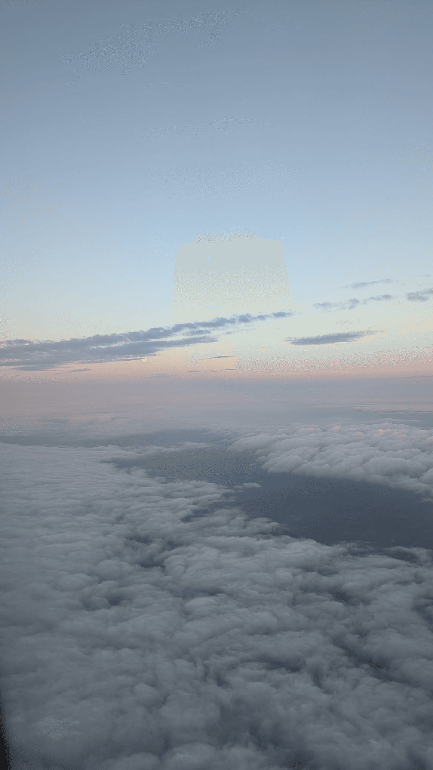 Wolkenmeer mit Mond im Abendlicht